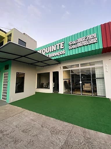 Fachada da loja Requinte Móveis e Serviços, com toldo, vitrine e grama sintética na entrada
